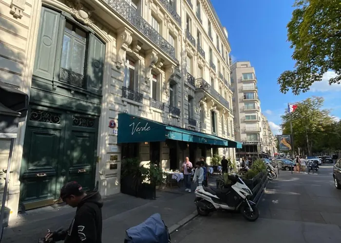 Appartement Superbe 3br Georges V Champs Elysees